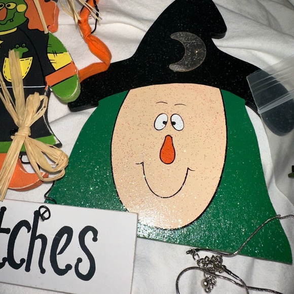Eight pieces Halloween bundle gently used - Picture 13 of 16